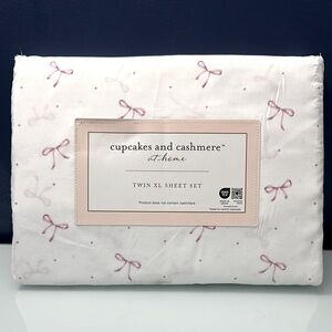 NWT Cupcakes and Cashmere Pink Bow Sheets